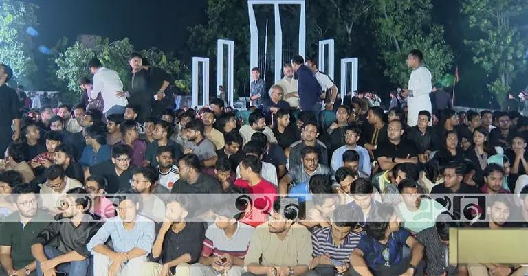 শহীদ মিনারে ছাত্রদল মোমবাতি প্রজ্বলন